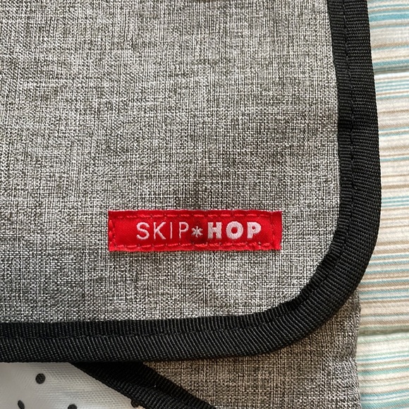 Skip hop diaper changing station - Picture 9 of 11